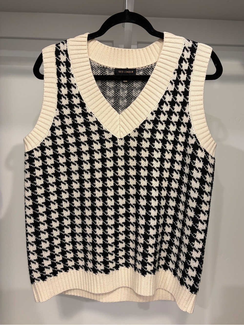 QED London Black & Cream Houndstooth Knit V-Neck Vest
